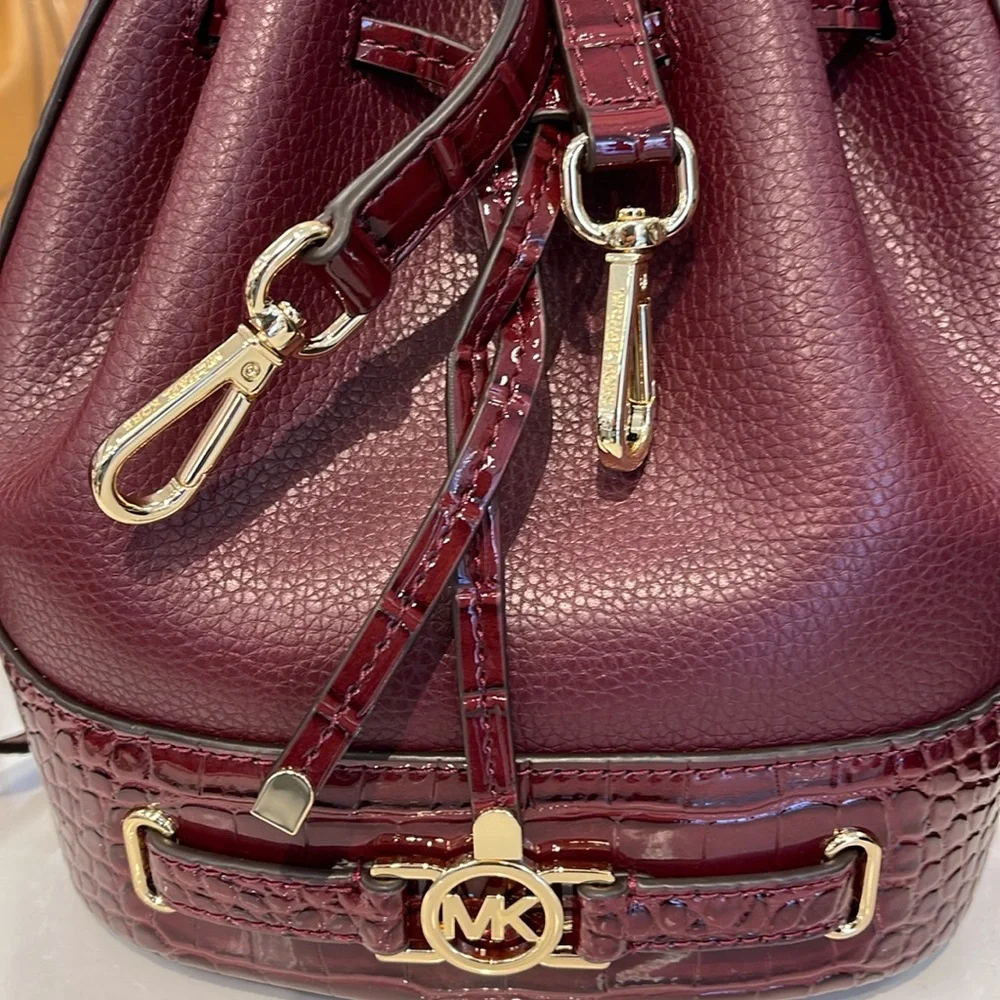 MICHAEL KORS 
Reed Medium Pebbled Leather Belted Bucket Messenger Satchel Crossb - Picture 2 of 16
